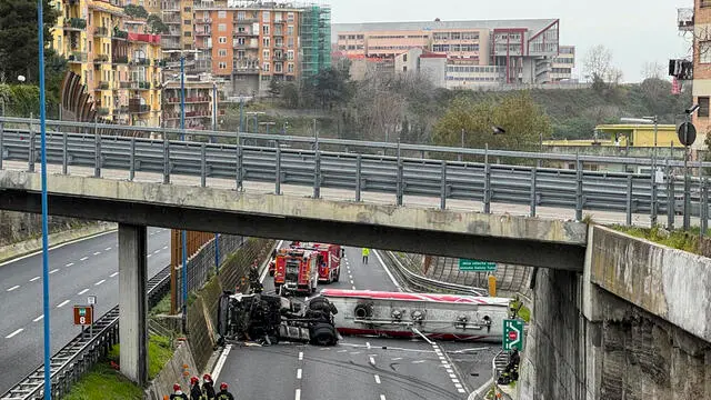 L'autocisterna ribaltata sulla tangenziale di Napoli sulla tratta tra Vomero e Fuorigrotta, 10 marzo 2025. NPK ANSA