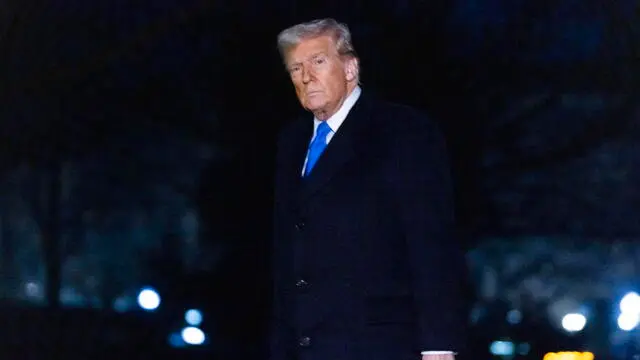 epa11952866 US President Trump walks across the South Lawn after stepping off Marine One at the White House in Washington, DC, USA, 09 March 2025. Trump is returning from a weekend trip at his home in Florida. EPA/SHAWN THEW / POOL