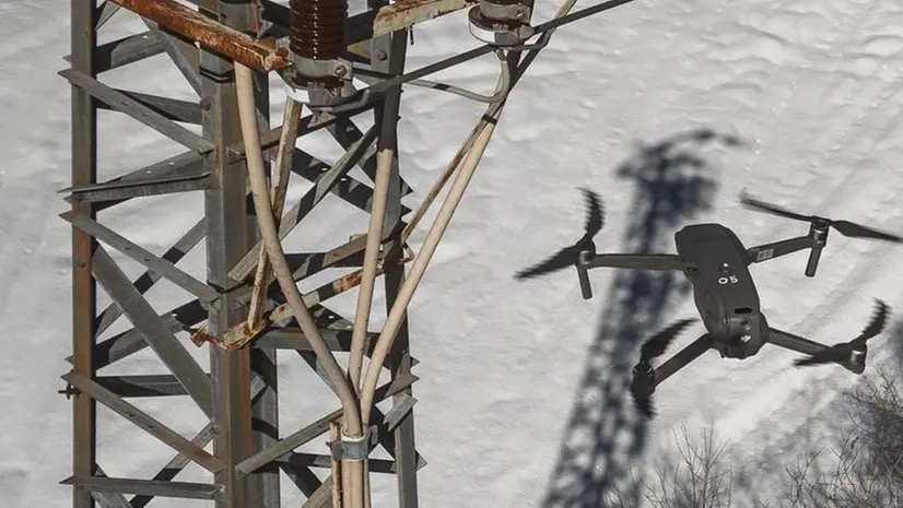 Un drone in azione sulla rete elettrica - © www.giornaledibrescia.it