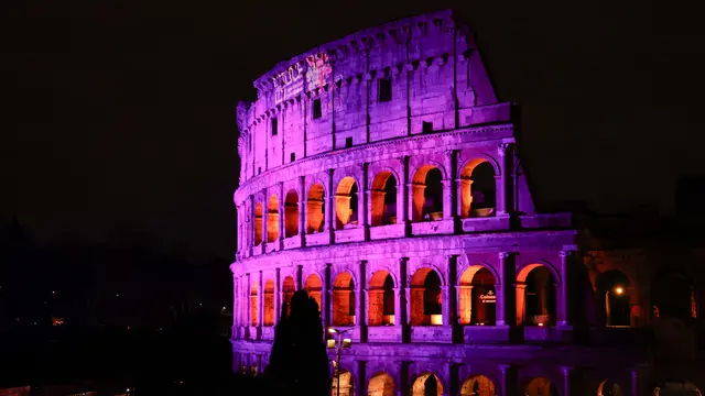 Il Colosseo illuminato di viola in occasione della Giornata internazionale per l'epilessia, Roma, 10 Febbraio 2025.ANSA/GIUSEPPE LAMI