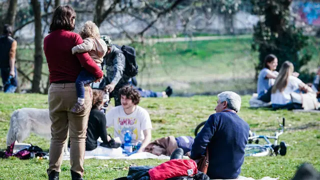 Gente al parco del Valentino per godersi le prime tiepide giornate primaverili. Torino 06 marzo 2025 ANSA/TINO ROMANO