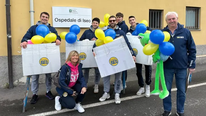 La delegazione fuori dall'ospedale di Iseo - © www.giornaledibrescia.it