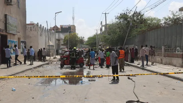 Bombe di al-Shabaab in un hotel in Somalia, almeno 10 morti | Giornale ...