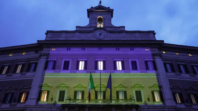 Palazzo Montecitorio illuminato con i colori della bandiera Ucraina nel terzo anniversario dell'invasione Russa, Roma, 24 Febbraio 2025. ANSA/GIUSEPPE LAMI