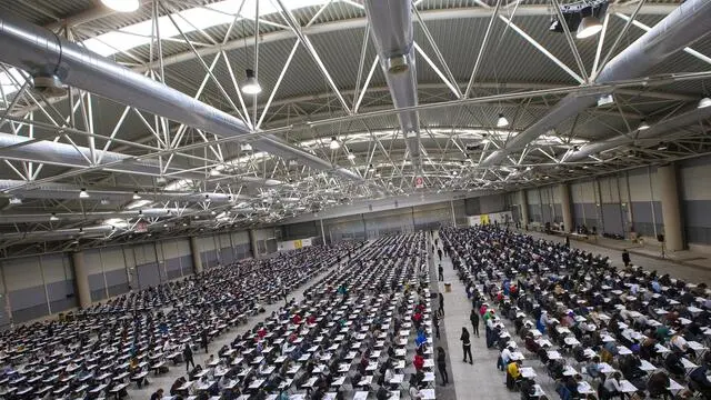 Un momento del concorso di ammissione al primo anno dei corsi di laurea in Medicina e chirurgia e in Odontoiatria e protesi dentaria dell'Ateneo del Sacro Cuore alla Fiera di Roma, Roma, 30 marzo 2017. ANSA/ANGELO CARCONI