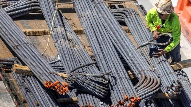 epa11956632 A worker places steel structures at a construction site in Downtown Miami, Florida, USA, 11 March 2025. US President Trump has ordered a doubling of the tariff on Canadian steel and aluminum in retaliation for Ontario's new tax on electricity supplied to three US states. This development could be part of ongoing trade tensions and disputes regarding tariffs and cross-border policies between the US and Canada. EPA/CRISTOBAL HERRERA-ULASHKEVICH
