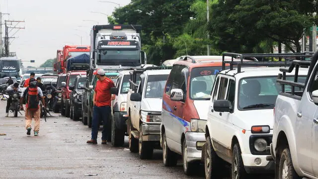 epa11956661 Vehicles line up at a gas station in Santa Cruz, Bolivia, 11 March 2025, as people sought fuel. Long queues formed due to an irregular supply of diesel and gasoline by the Bolivian government under President Luis Arce, who reported the previous day that there were not enough dollars available to import fuels. EPA/JUAN CARLOS TORREJON