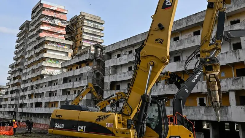 Demolizione della Vela Gialla a Scampia - Foto Ansa © www.giornaledibrescia.it