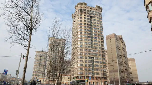 epa11955292 A view of a damaged apartment building following a Ukrainian drone attack in Ramenskoe, outside Moscow, Russia, 11 March 2025. According to the Russian Ministry of Defense, 337 drones were intercepted and destroyed, including 91 drones over the Moscow region. EPA/MAXIM SHIPENKOV