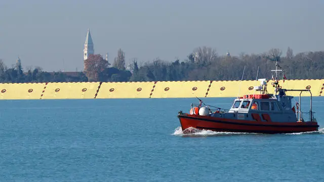 Una panoramica sulle barriere mobili del Mose, attivate alla bocca di porto di San Nicolò del Lido, oggi 24 novembre 2022: sullo sfondo si intravvede il campanile di San Marco. ANSA/ANDREA MEROLA