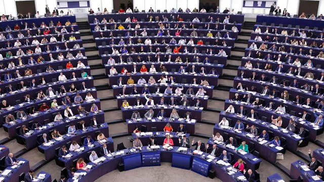 epa10054639 Members of the European Parliament (MEP's) during a voting session at the European Parliament in Strasbourg, France, 06 July 2022. On the agenda of the session is the vote on the granting of a 'green' label to gas and nuclear investments. EPA/JULIEN WARNAND