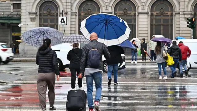 Piove forte a tratti, allagamenti diffusi sul territorio ligure. Scuole chiuse in via precauzionale in molti comuni, allerta arancione nel centro della regione, mentre nel Tigullio e nello spezzino il livello di allerta erossa per i grandi bacini dell'Entella.e del Magra.Genova, 08 ottobre 2024. ANSA/LUCA ZENNARO