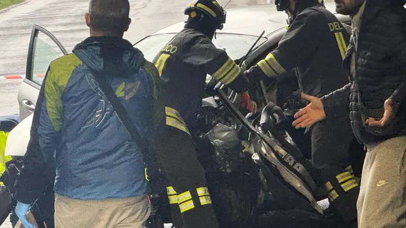 I Vigili del fuoco al lavoro per l'incidente di Vobarno