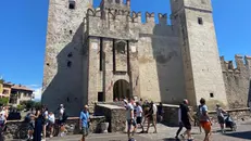 Uno scorcio del centro storico di Sirmione - © www.giornaledibrescia.it