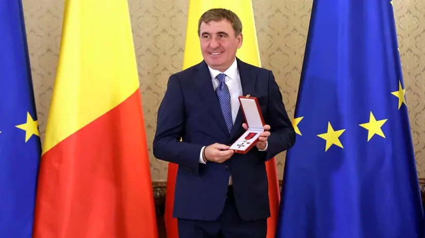 Hagi posa con la medaglia conferitagli dal presidente della Romania - Foto Epa/Robert Ghement © www.giornaledibrescia.it