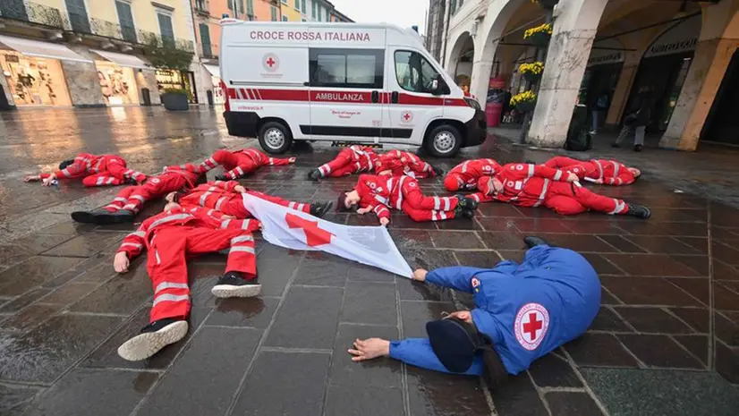 Aggressioni a medici e infermieri, il flash mob in corso Zanardelli