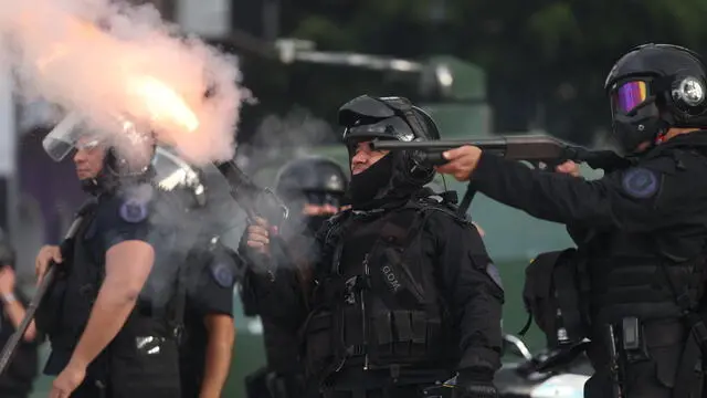 epa11959751 Members of the Argentine police clash with demonstrators, in front of the National Congress in Buenos Aires, Argentina, 12 March 2025. Supporters of more than 40 soccer clubs and Argentina's largest labor unions accompany pensioners in their protest against the government. EPA/JUAN IGNACIO RONCORONI