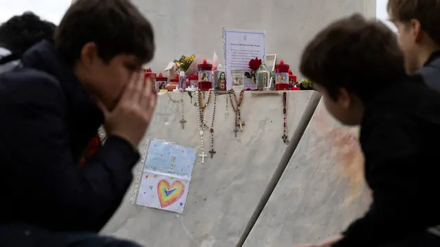 People pray for Pope Francis in front of the Agostino Gemelli Polyclinic. Roma, 12 marzo 2025 ANSA/MASSIMO PERCOSSI