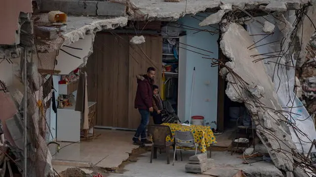 epa11952450 The family of Palestinian Tamer Al-Shafei prepares to break their fast during Ramadan amid the rubble of their home, bombed by the Israeli army in Beit Lahia, northern Gaza Strip, 09 March 2025. EPA/HAITHAM IMAD