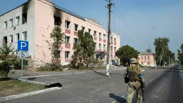 epa11561866 A Ukrainian serviceman walks near damaged buildings in the city center of Sudzha, in Ukraine-controlled territory of Russia's Kursk region, 21 August 2024 (issued 23 Augut 2024). Armed Forces of Ukraine (AFU) Commander-in-Chief Oleksandr Syrskyi claimed that since the beginning of a cross-border incursion into Russia on 06 August, Kyiv took control of 92 settlements in Kursk Oblast over an area of 1,250 square kilometres. EPA/STRINGER