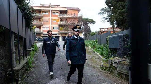 I rilievi dei Carabinieri sul luogo dove la scorsa notte una guardia giurata ha sparato ed ucciso un ladro durante un tentato furto in un palazzo in via Cassia, Roma, 07 febbraio 2025. ANSA/ANGELO CARCONI