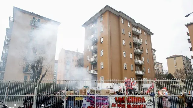 Protesta degli studenti durante la visita del ministro dell’istruzione e del merito Giuseppe Valditara per la nuova targa dedicata a Sergio Ramelli, in sostituzione di quella già esistente all’Istituto Molinari a Milano, 13 marzo 2025. ANSA/MOURAD BALTI TOUATI