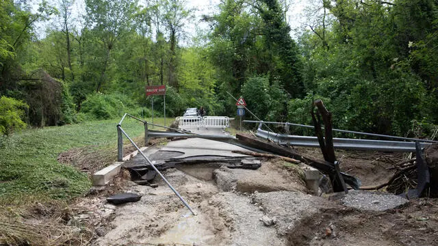 Un ponte distrutto sulla strada sopra Bazzano. Valsamoggia/ 21 maggio 2024 ANSA/MAX CAVALLARI