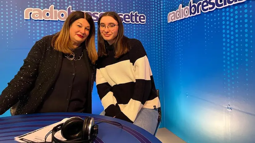 Negli studi di Radio Bresciasette, Maddalena Damini con Sara Pelizzari