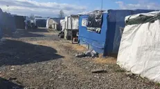La tendopoli per migranti di San Ferdinando, nella Piana di Gioia Tauro, 26 gennaio 2022. La tendopoli per migranti di San Ferdinando verrà smantellata. Lo dice all'ANSA il prefetto di Reggio Calabria, Massimo Mariani, dopo aver concluso un giro di consultazioni con la Regione Calabria ed i Comuni di San Ferdinando e di Gioia Tauro e sentite le organizzazioni che si occupano di assistenza ai migranti. "Aspettiamo che la Regione Calabria - aggiunge Mariani - metta a disposizione i fondi per varare un progetto di accoglienza e di residenza, utilizzando alcuni beni confiscati. L'idea di fondo resta quella di offrire ai migranti strutture di residenza che assicurino dignità". ANSA/ MICHELE ALBANESE