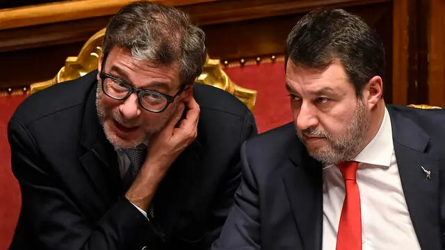 Il ministro delle Infrastrutture e dei Trasporti, Matteo Salvini (D), con il ministro dell’Economia, Giancarlo Giorgetti (S), durante l’informativa in Senato sulla situazione della rete ferroviaria, Roma, 22 gennaio 2025. ANSA/RICCARDO ANTIMIANI