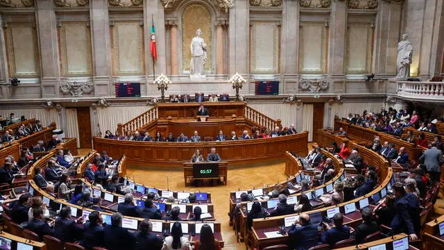 epa11956241 Portuguese Prime Minister Luis Montenegro (Back C) speaks during the presentation of a government motion of confidence at the Portuguese Parliament in Lisbon, Portugal, 11 March 2025. The motion of confidence comes in response to growing questions about the prime minister's family's business activities. EPA/ANTONIO PEDRO SANTOS