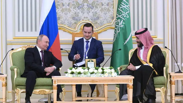 epa11014297 Russian President Vladimir Putin (L) and Saudi Arabian Crown Prince Mohammed bin Salman Al Saud (R) attend a meeting at Al Yamamah Palace in Riyadh, Saudi Arabia, 06 December 2023. During his one day working visits to UAE and Saudi Arabia, Putin will talk with the leaders of the countries, together with delegations that will include members of the government and representatives of the fuel and energy complex, and personally to discuss cooperation within OPEC+, Ukraine and the Middle East. EPA/ALEXEI NIKOLSKY / SPUTNIK / KREMLIN POOL MANDATORY CREDIT