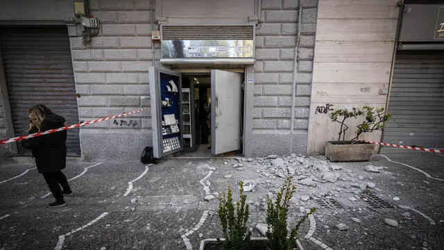 Uno sciame sismico ha interessato l'area flegrea, culminando in una scossa di notevole intensità che ha provocato alcuni danni nel quartiere di Bagnoli, a Napoli. Napoli 13 Marzo 2025 ANSA / CESARE ABBATE