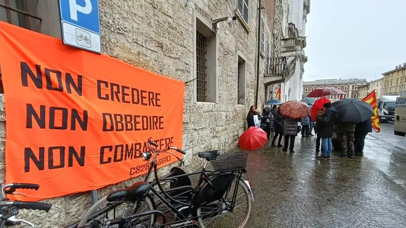 Il presidio contro il transito di armi all'aeroporto di Montichiari