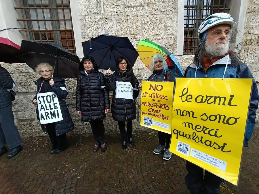 Il presidio contro il transito di armi all'aeroporto di Montichiari