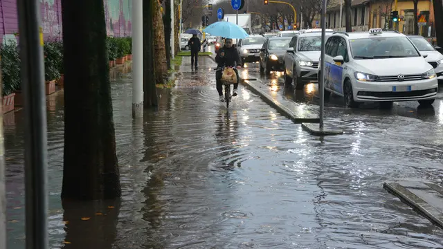 Bomba d'acqua a Firenze. Pioggia e forte vento questa mattina con ripercussioni sulla viabilità cittadina. Firenze 28 Gennaio 2025 ANSA/CLAUDIO GIOVANNINI