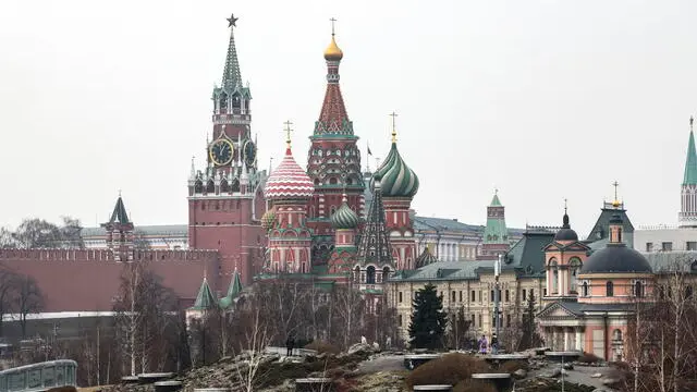 epa11958474 People look at the Spasskaya Tower (L) of the Kremlin and St. Basil's Cathedral, in Moscow, Russia, 12 March 2025. The Kremlin expects to receive information from the US on the outcome of the US-Ukrainian talks in Jeddah. EPA/YURI KOCHETKOV