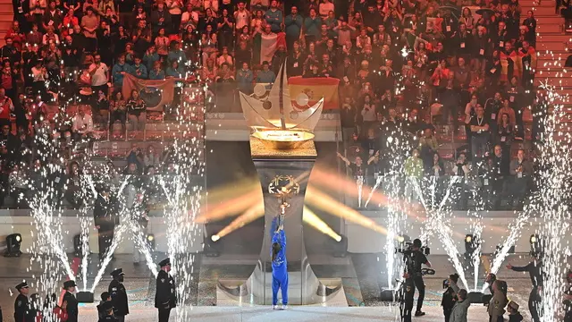 epa11950140 The Olympic torch is lit during the opening ceremony of the 2025 Special Olympics World Winter Games, in Turin, Italy, 08 March 2025. EPA/ALESSANDRO DI MARCO