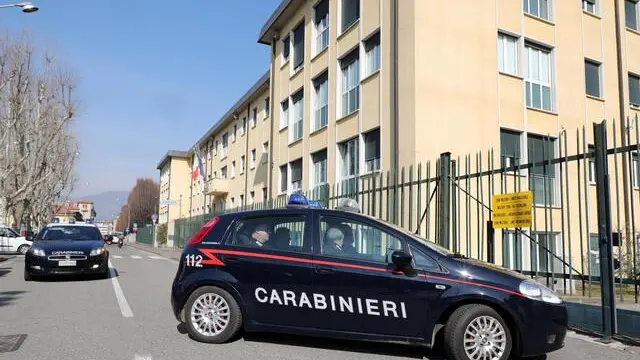 La stazione dei Carabinieri di Como, 28 febbraio 2019. I militari della compagnia di Como hanno fermato stamani cinque persone, di cui due minorenni, accusate di aver sequestrato quattro ragazze minorenni e di aver abusato di una di loro. ANSA / MATTEO BAZZI