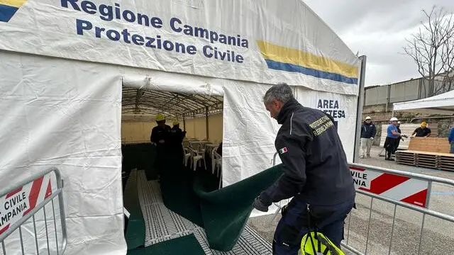 L'allestimento dell'area d'attesa della Protezione Civile in ex base Nato a Bagnoli, Napoli, 14 Marzo 2025. ANSA/CESARE ABBATE