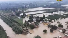 Torna la paura dopo l'alluvione che nel maggio 2023 ha devastato la Romagna: un altro evento climatico estremo è tornato a colpire le stesse zone. Forti piogge hanno causato tracimazioni di fiumi, allagamenti e frane. Un migliaio di evacuati. Scuole chiuse e treni fermi. Le criticità maggiori nel Forlivese e nel Ravennate. La situazione più grave a Traversara di Bagnacavallo, dove il Lamone ha rotto gli argini,con i muri delle case crollati, due persone disperse. ANSA/Soccorso Alpino e Speleologico dell'Emilia-Romagna +++ NO SALES, EDITORIAL USE ONLY +++ NPK +++