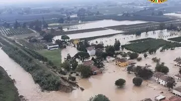 Torna la paura dopo l'alluvione che nel maggio 2023 ha devastato la Romagna: un altro evento climatico estremo è tornato a colpire le stesse zone. Forti piogge hanno causato tracimazioni di fiumi, allagamenti e frane. Un migliaio di evacuati. Scuole chiuse e treni fermi. Le criticità maggiori nel Forlivese e nel Ravennate. La situazione più grave a Traversara di Bagnacavallo, dove il Lamone ha rotto gli argini,con i muri delle case crollati, due persone disperse. ANSA/Soccorso Alpino e Speleologico dell'Emilia-Romagna +++ NO SALES, EDITORIAL USE ONLY +++ NPK +++