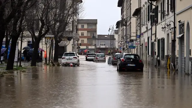 A Sesto Fiorentino (Firenze) ha esondato in pieno centro il torrente Rimaggio, in piazza del Mercato, allagando le strade adiacenti. Sesto Fiorentino 14 Marzo 2024 ANSA/CLAUDIO GIOVANNINI