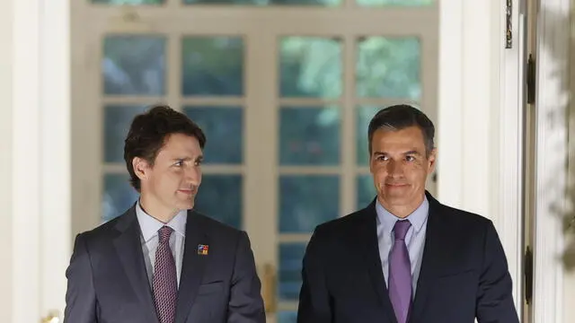 epa10043827 Spanish Prime Minister, Pedro Sanchez (R), and Canadian counterpart, Justin Trudeau (L), deliver a press conference following their meeting held in the framework of NATO Summit, at La Moncloa Palace, in Madrid, Spain, 30 June 2022. Heads of State and Government from NATO's member countries and key partners are gathering in Madrid to discuss important issues facing the Alliance and endorse NATO's new Strategic Concept, the Organization said. Spain is hosting the 2022 NATO Summit coinciding with the 40th anniversary of its accession to NATO. EPA/Mariscal