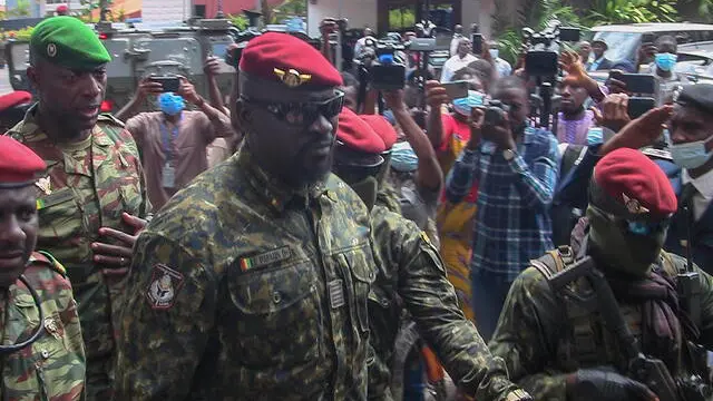 epa09460175 Guinea's special forces commander and junta president Colonel Mamady Doumbouya (C) arrives to meet with an ECOWAS delegation in Conakry, Guinea 10 September 2021. A delegation of officials from the Economic Community of West African States (ECOWAS) arrived in Conakry to meet with the military junta led by Guinea's junta president Colonel Mamady Doumbouya who ousted President Alpha Conde on 05 September 2021. EPA/STR