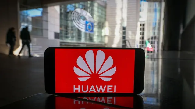 epa11963213 A logo of Huawei Technologies Co is seen on a phone screen in front of European Parliament in Brussels, Belgium, 14 March 2025. According to Belgian prosecutors, several people have been detained for questioning in alleged corruption and forgery probe linked to the European Parliament and Huawei. EPA/OLIVIER HOSLET