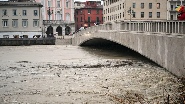 epa11964377 The Arno river shows a high water level due to torrential rain, in Pisa, Tuscany region, Italy, 14 March 2025. Several rivers in Tuscany and Emilia-Romagna regions were placed under alert levels for torrential rain and flooding. EPA/CLAUDIO GIOVANNINI