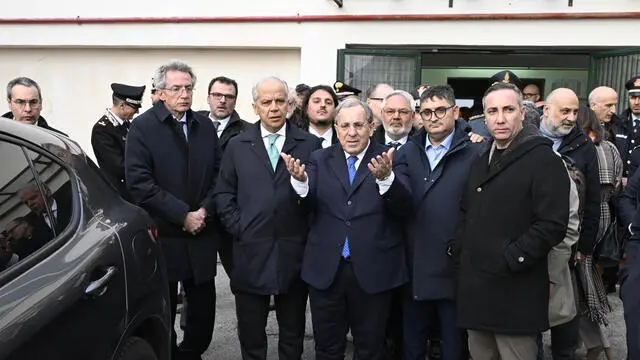 Il sindaco Gaetano Manfredi, il ministro dell'Interno, Matteo Piantedosi, il prefetto Michele Di Bari e Luigi Manzoni sindaco di Pozzuoli (a destra del prefetto). Napoli, 14 marzo 2025 ANSA/CIRO FUSCO