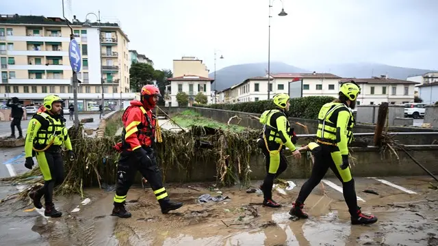 A Sesto Fiorentino (Firenze) ha esondato in pieno centro il torrente Rimaggio, in piazza del Mercato, allagando le strade adiacenti. Sesto Fiorentino 14 Marzo 2024 ANSA/CLAUDIO GIOVANNINI