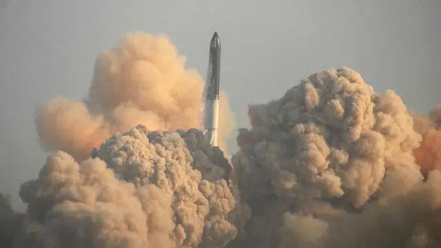 epa10582223 The takeoff of the launch of inaugural test flight of Starship on the second attempt at the SpaceX launch facility in Boca Chica, Texas, USA, from the vicinity of the Rio Grande, in Matamoros, Tamaulipas, Mexico, 20 April 2023. Thousands of Mexicans at the US border watched the historic takeoff, and subsequent explosion, of the US tycoon Elon Musk's Starship rocket. EPA/ABRAHAM PINEDA-JACOME